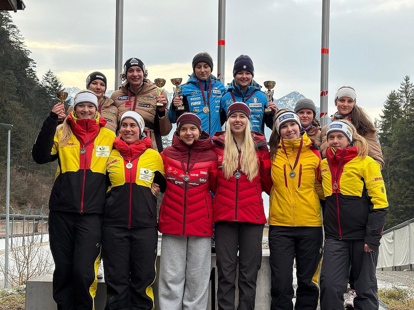 Im Doppelsitzer gelang ein doppelter Podestplatz mit Lina Riedl und Anna Lerch auf Platz 2 und dem Geschwisterpaar Lena und Lara Zimmermann auf Platz 3.