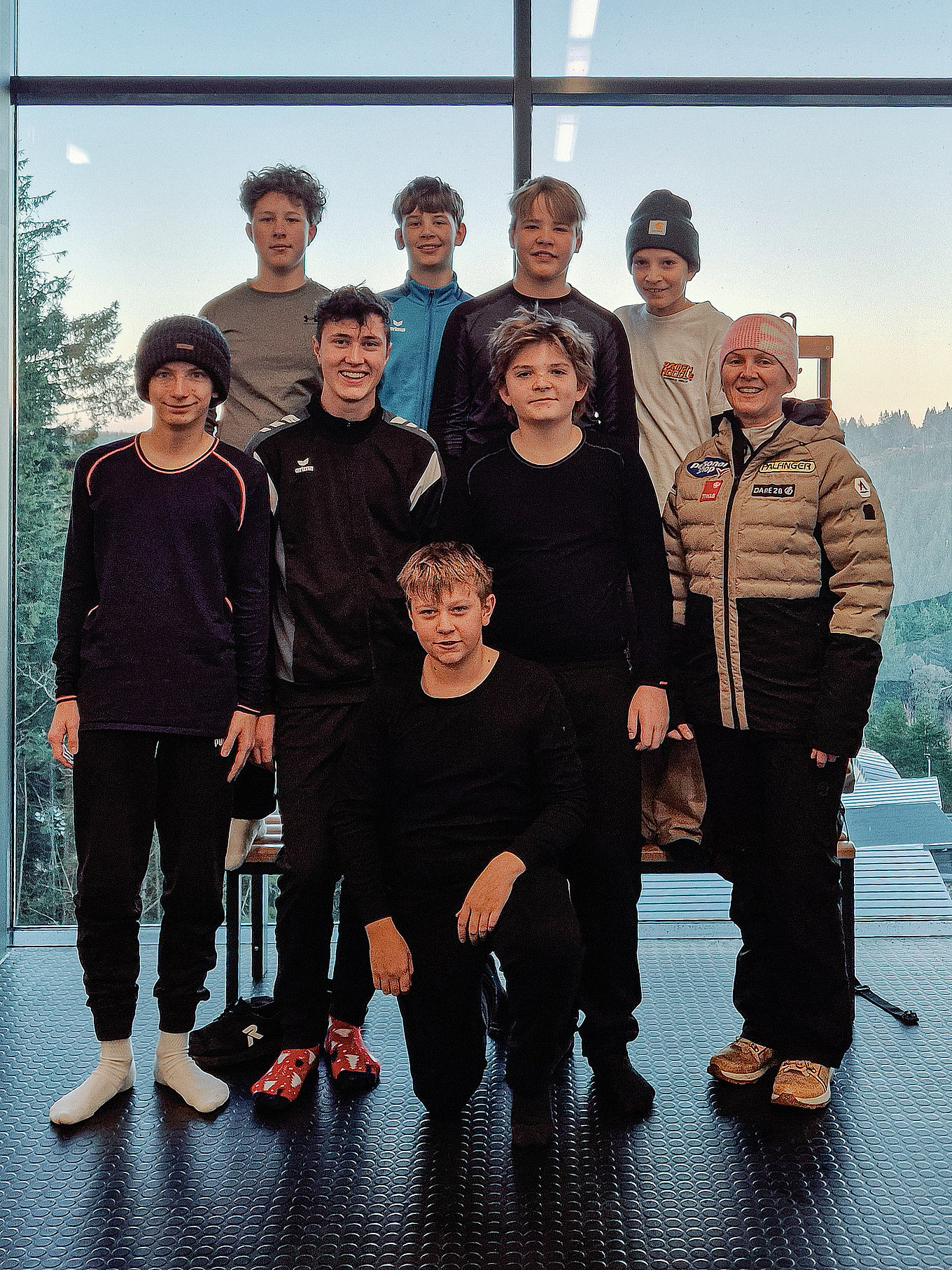 Trainerin Sandra Lembert mit den Burschen der Jugend B.