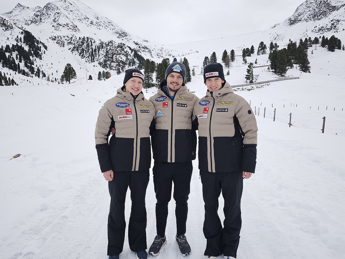 Freuten sich über den Saisonsauftakt in Kühtai: Leon Auer (2.), Fabian Achenrainer (1.) und Paolo Auer (3.) (v.l.). (Fotocredit: ÖRV) Herren Top 3