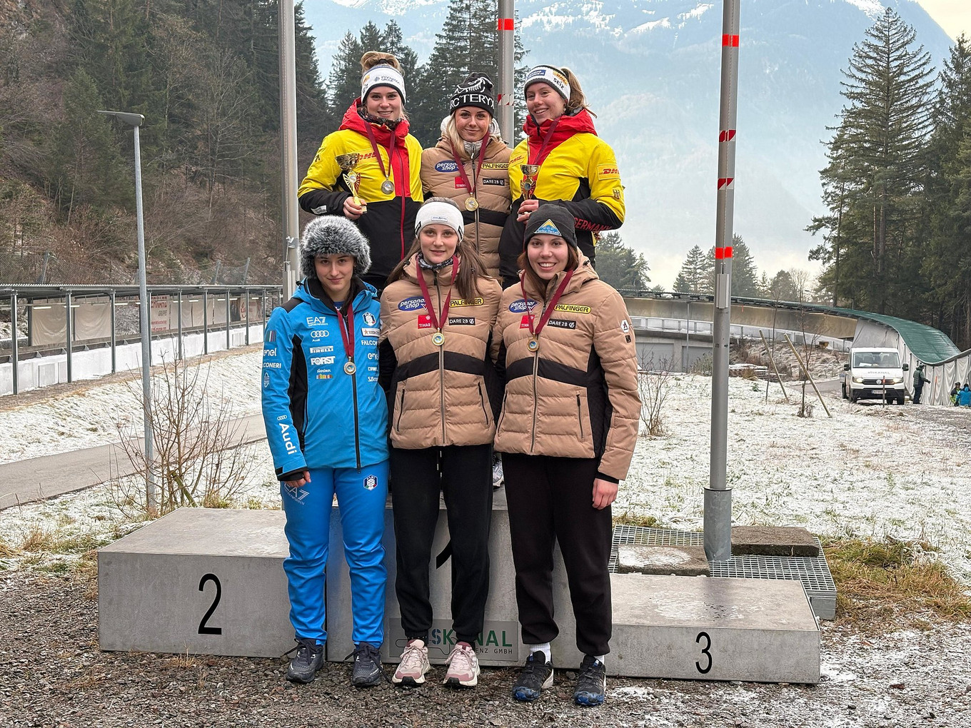 Damen Einsitzer mit Mona Schmidt auf Platz 1. Mona Schmidt feierte ihren ersten Weltcup Sieg vor ihren Teamkolleginnen Lena Zimmermann, Marie Riedl und Annina Grundböck.