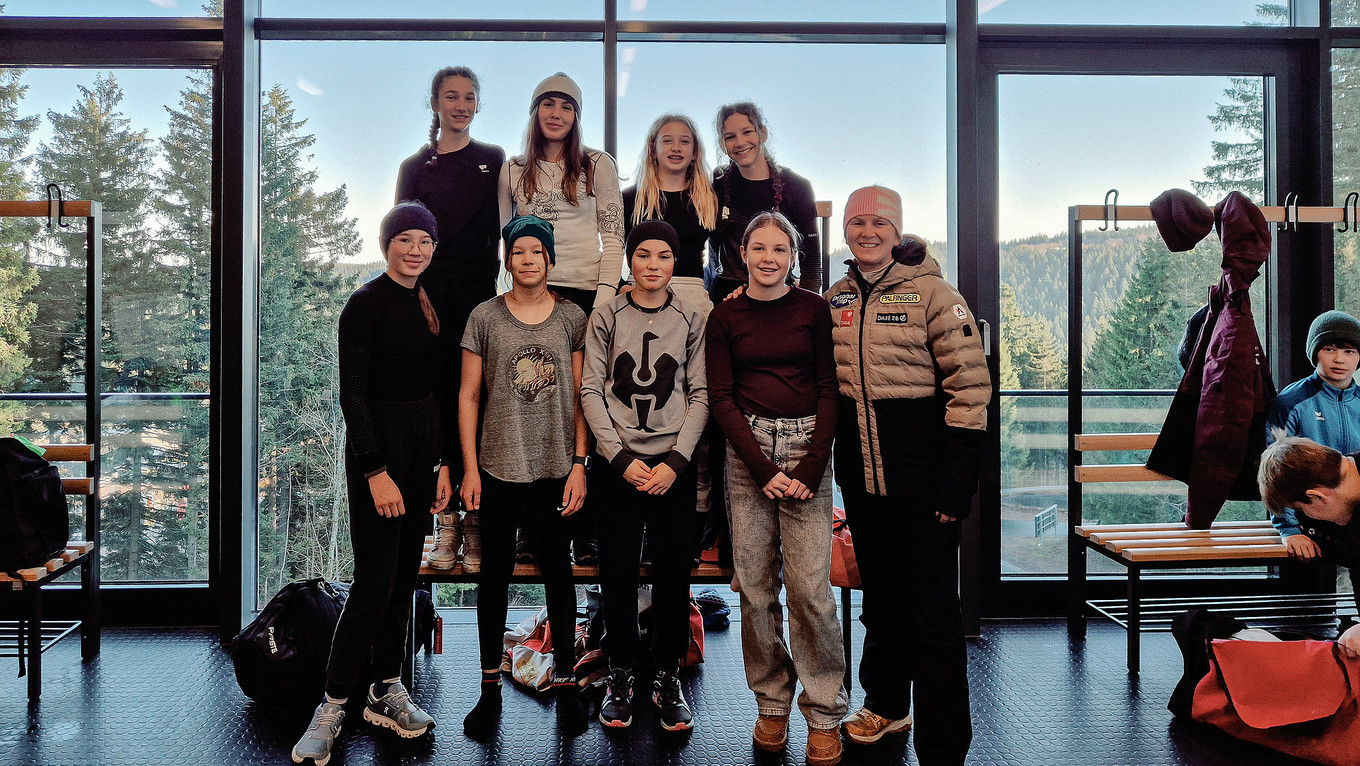 Die jungen Athletinnen der Jugend B mit Trainerin Sandra Lembert. Die jungen Athletinnen der Jugend B mit Trainerin Sandra Lembert.