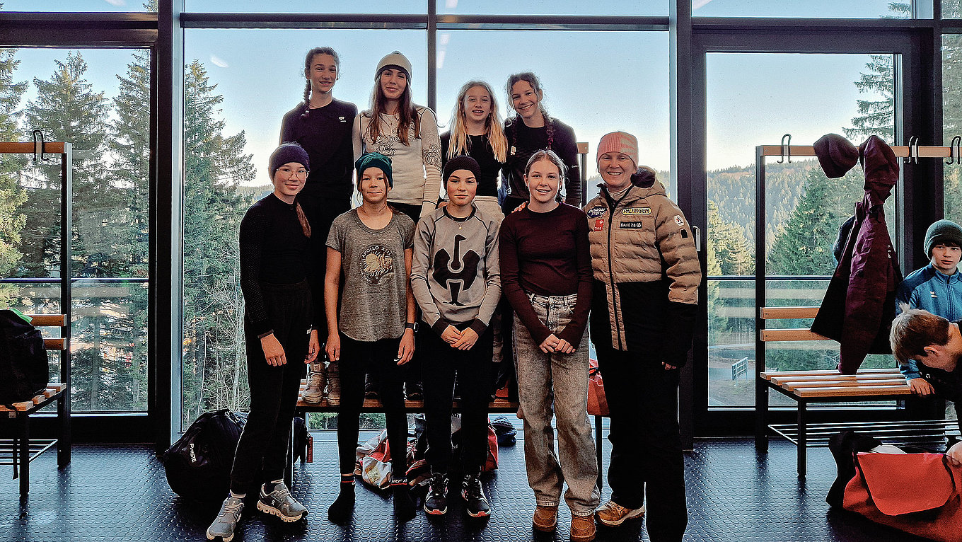 Die jungen Athletinnen der Jugend B mit Trainerin Sandra Lembert.