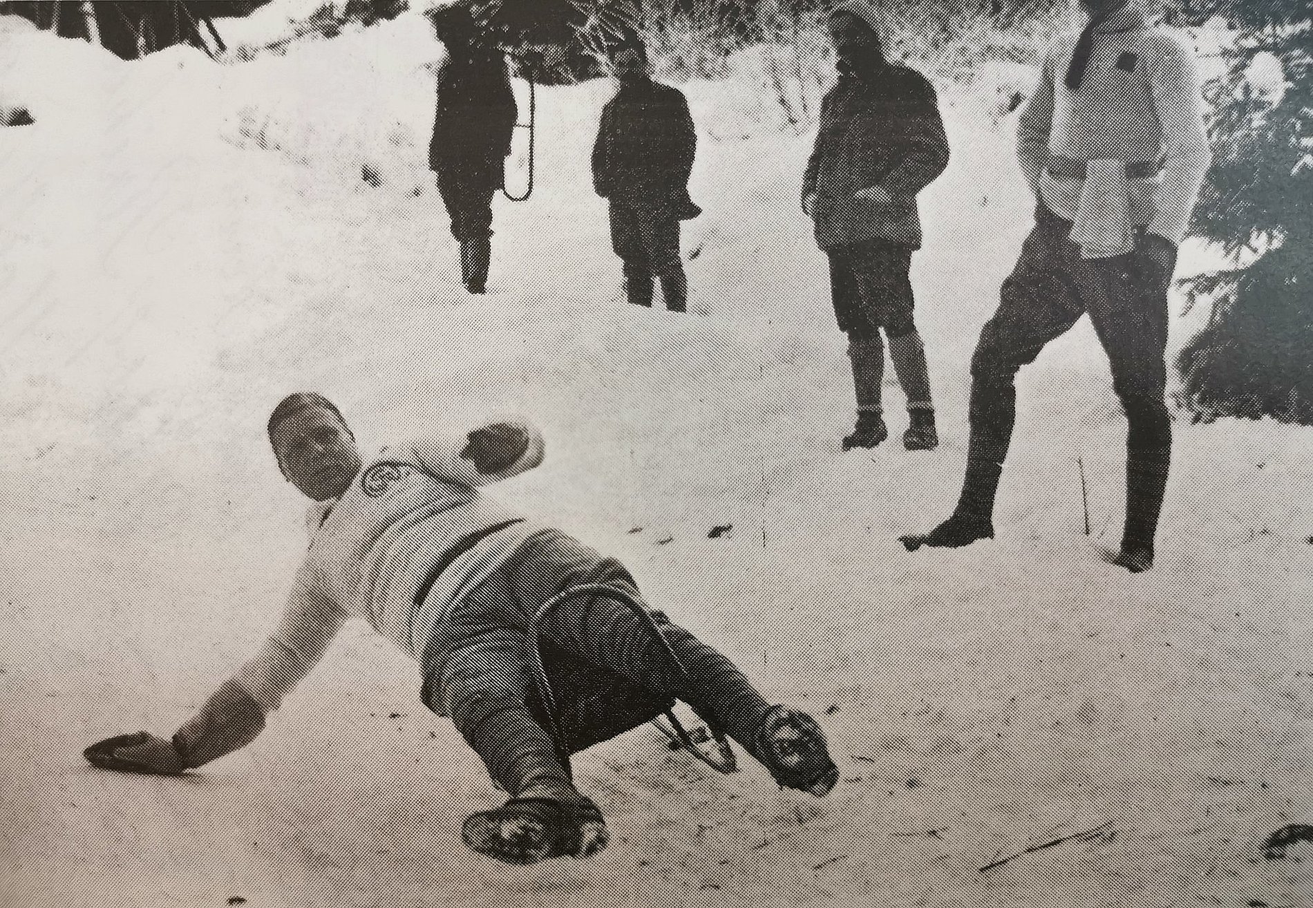 Dr. Rzhiha, der Begründer des Rodelsportes die Kurve nehmend